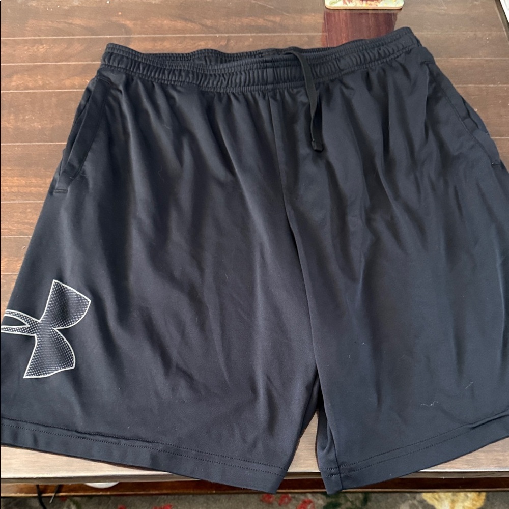 Under Armour Men's Black Sports Shorts size Large